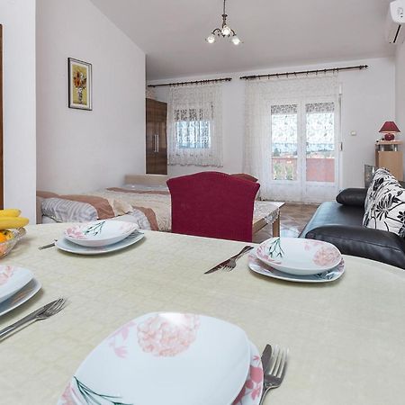 Lovely Apartment In Betiga With Wifi Barbariga Extérieur photo